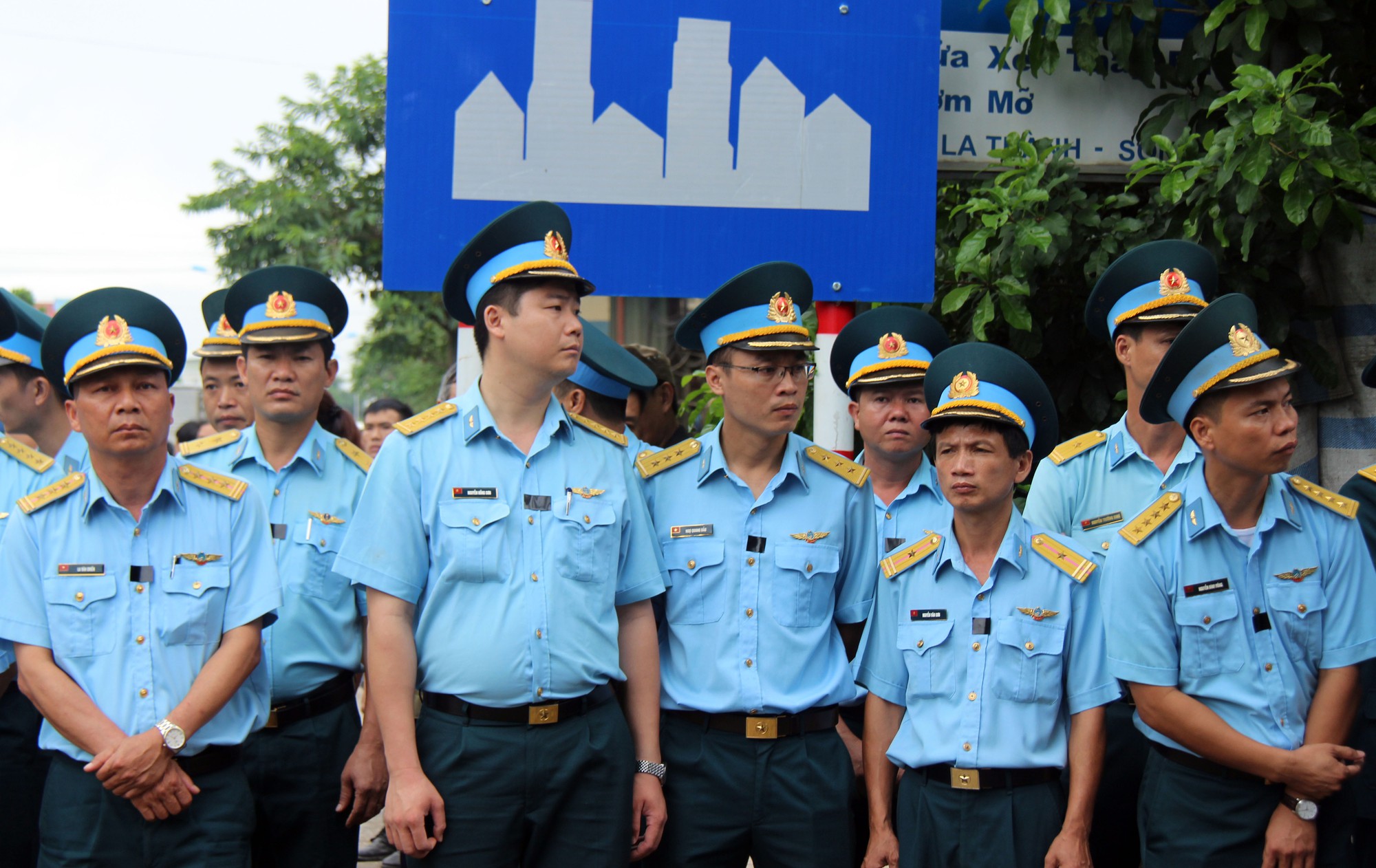 Hàng nghìn người thân, đồng đội đón linh cữu phi công Su-22 tại nhà riêng - Ảnh 3.