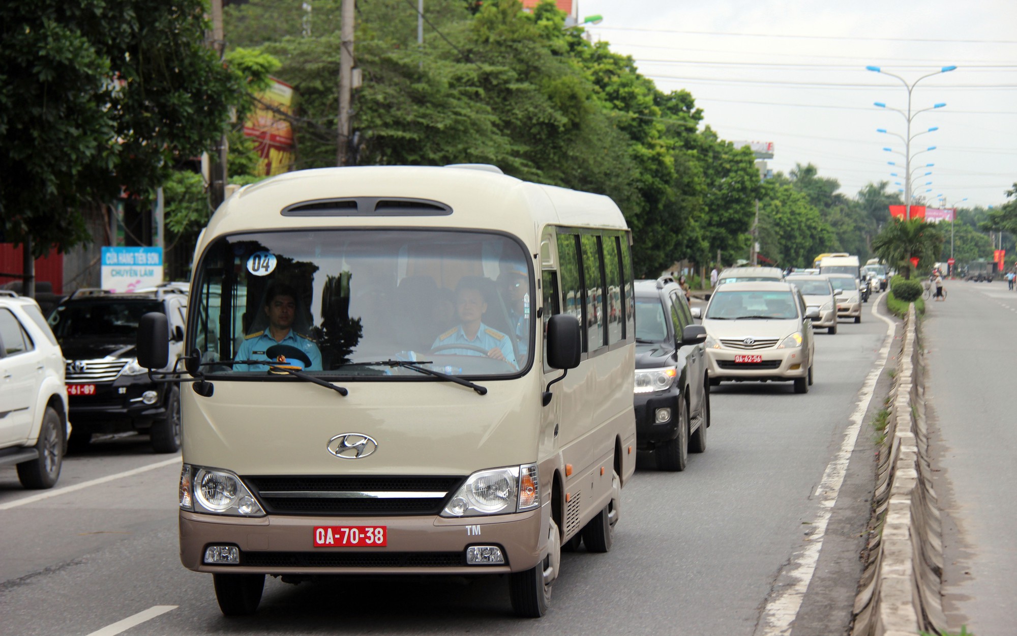 Hàng nghìn người thân, đồng đội đón linh cữu phi công Su-22 tại nhà riêng - Ảnh 5.