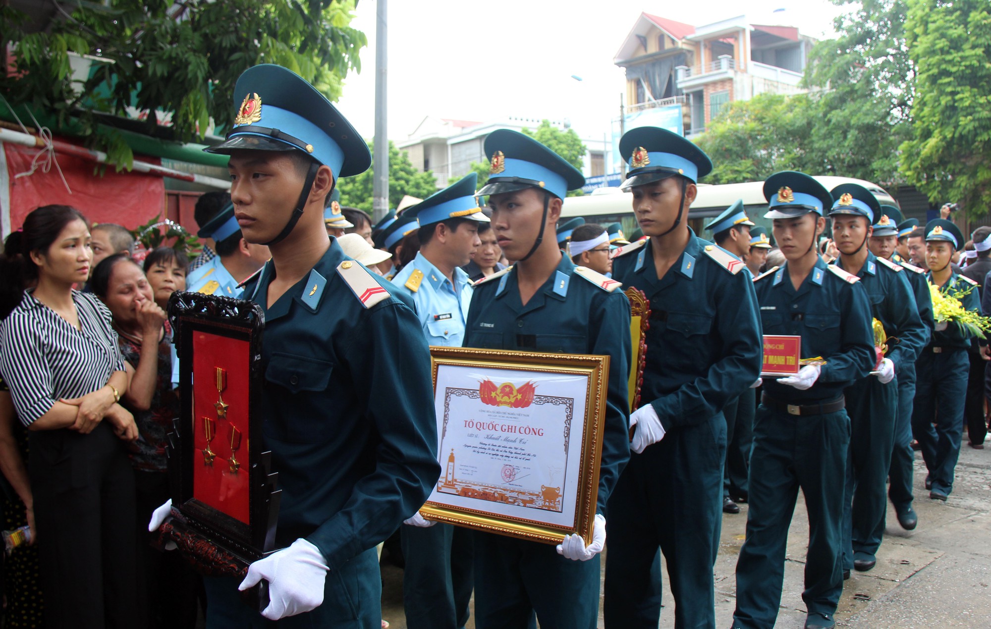 Hàng nghìn người thân, đồng đội đón linh cữu phi công Su-22 tại nhà riêng - Ảnh 10.