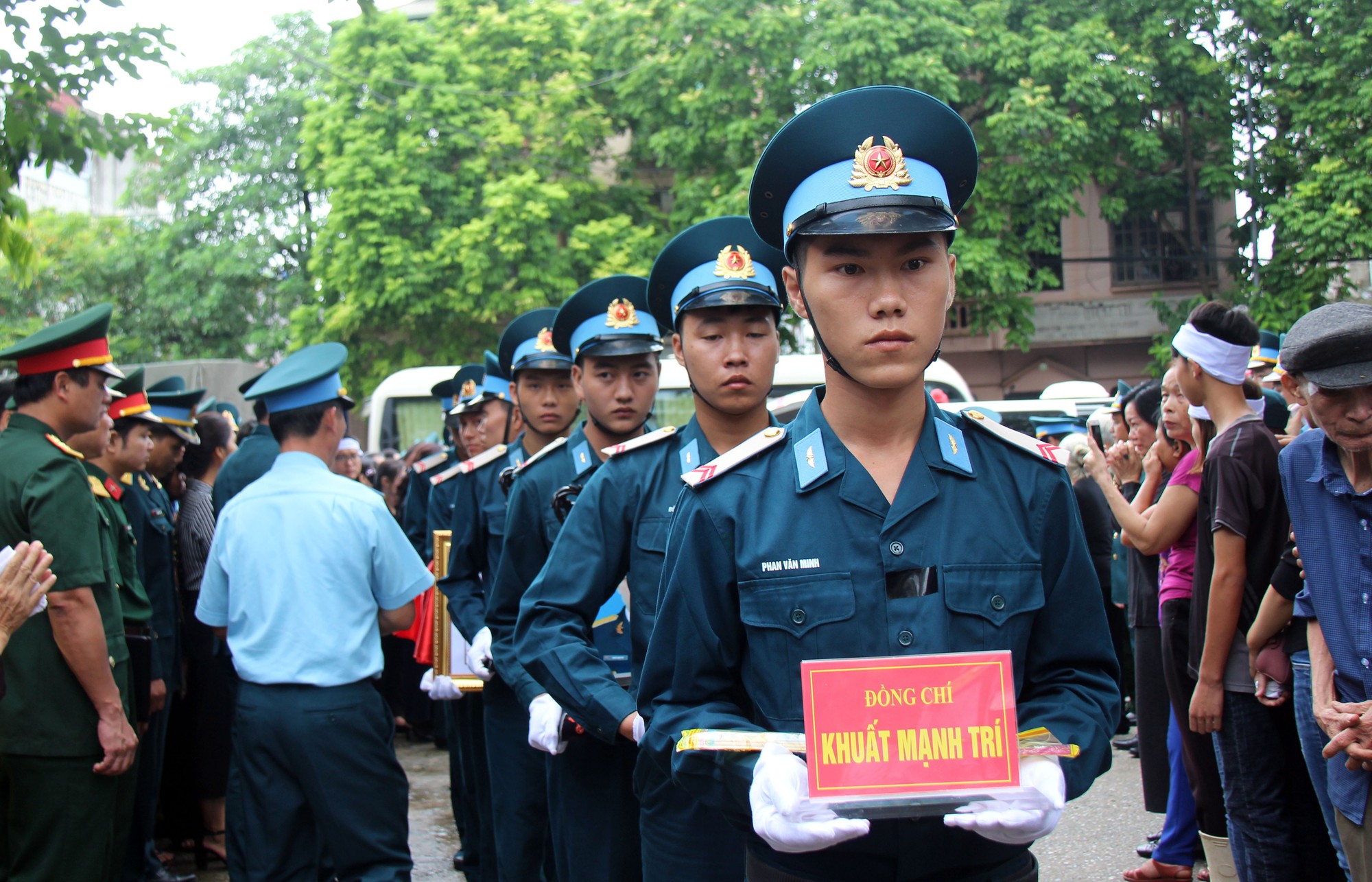 Hàng nghìn người thân, đồng đội đón linh cữu phi công Su-22 tại nhà riêng - Ảnh 11.