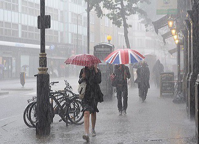 Nước Anh đối mặt với mưa bão sau nắng nóng - Ảnh 1.