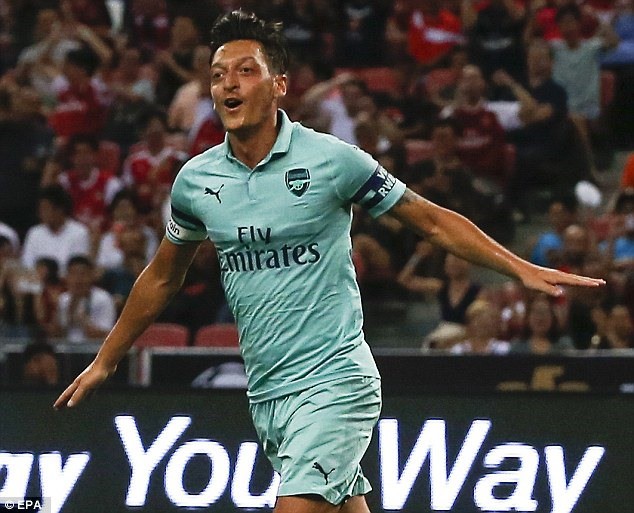 Chuyện lạ: Trọng tài từng bắt V.League xin Mesut Ozil kí lên thẻ vàng - Ảnh 2.