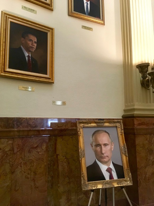 Ai chơi khăm trưng chân dung Putin vào chỗ của ông Trump?  - Ảnh 1.