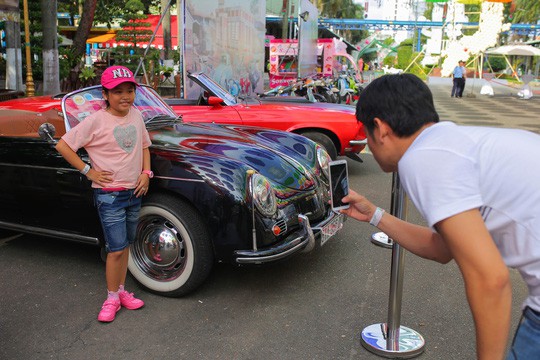 Đội nắng chiêm ngưỡng hàng trăm xe cổ ở Sài Gòn - Ảnh 5.