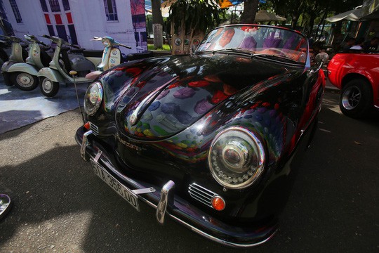 Đội nắng chiêm ngưỡng hàng trăm xe cổ ở Sài Gòn - Ảnh 6.