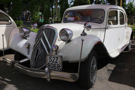 Đội nắng chiêm ngưỡng hàng trăm xe cổ ở Sài Gòn - Ảnh 9.