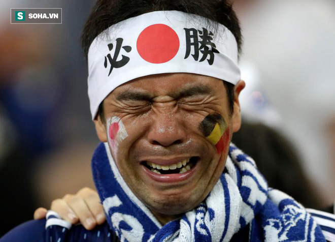 Chưa lau hết nước mắt sau thất bại, CĐV Nhật đã bảo nhau dọn dẹp sạch khán đài World Cup - Ảnh 1.
