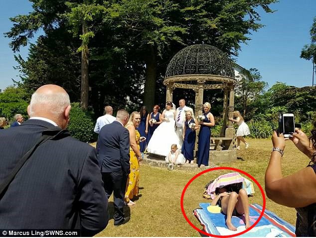 Bức ảnh vị khách không mời mà đến, ngang nhiên nằm tắm nắng giữa cô dâu chú rể và quan khách gây tranh cãi - Ảnh 1.