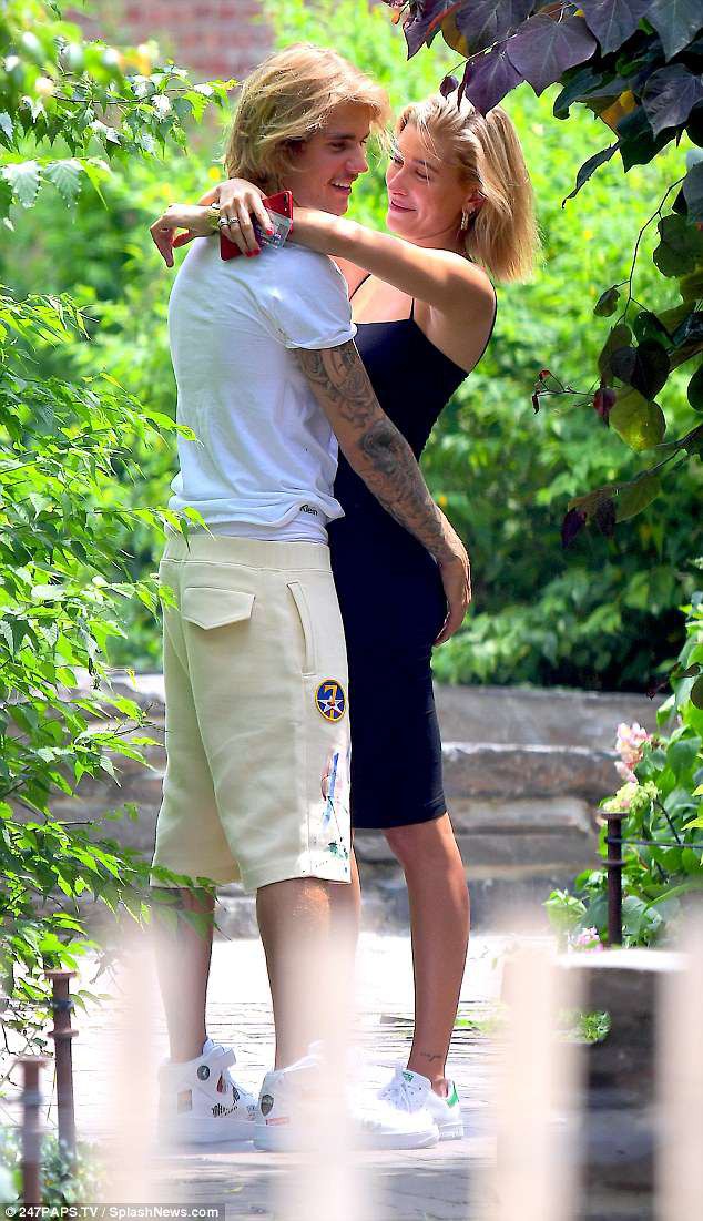 Justin Bieber ôm hôn Hailey cực lãng mạn chẳng khác thời còn yêu Selena Gomez - Ảnh 5.