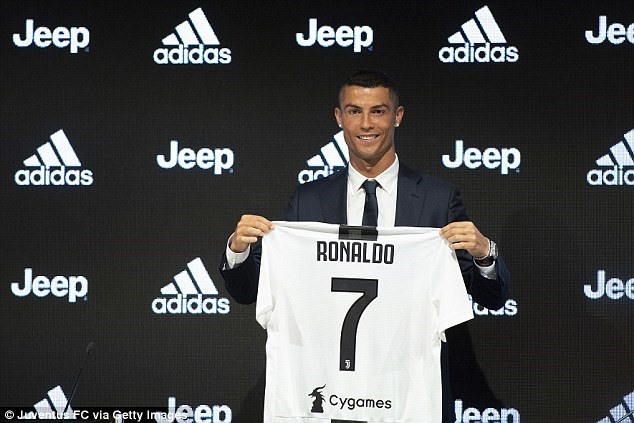 Ronaldo trở lại Turin, bắt đầu cuộc chiến cùng Juventus - Ảnh 1.