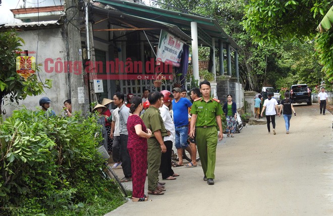 Vụ tai nạn giao thông ở Điện Bàn, Quảng Nam: Người dân tập trung trước cửa nhà anh Nguyễn Khắc Long.