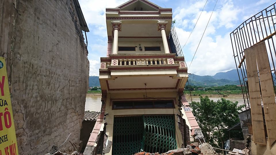 Cận cảnh hiện trường nhiều ngôi nhà kiên cố nghiêng, đổ xuống sông ở Hòa Bình - Ảnh 1.