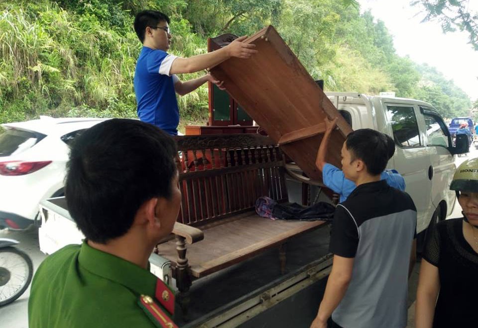 Cận cảnh hiện trường nhiều ngôi nhà kiên cố nghiêng, đổ xuống sông ở Hòa Bình - Ảnh 8.