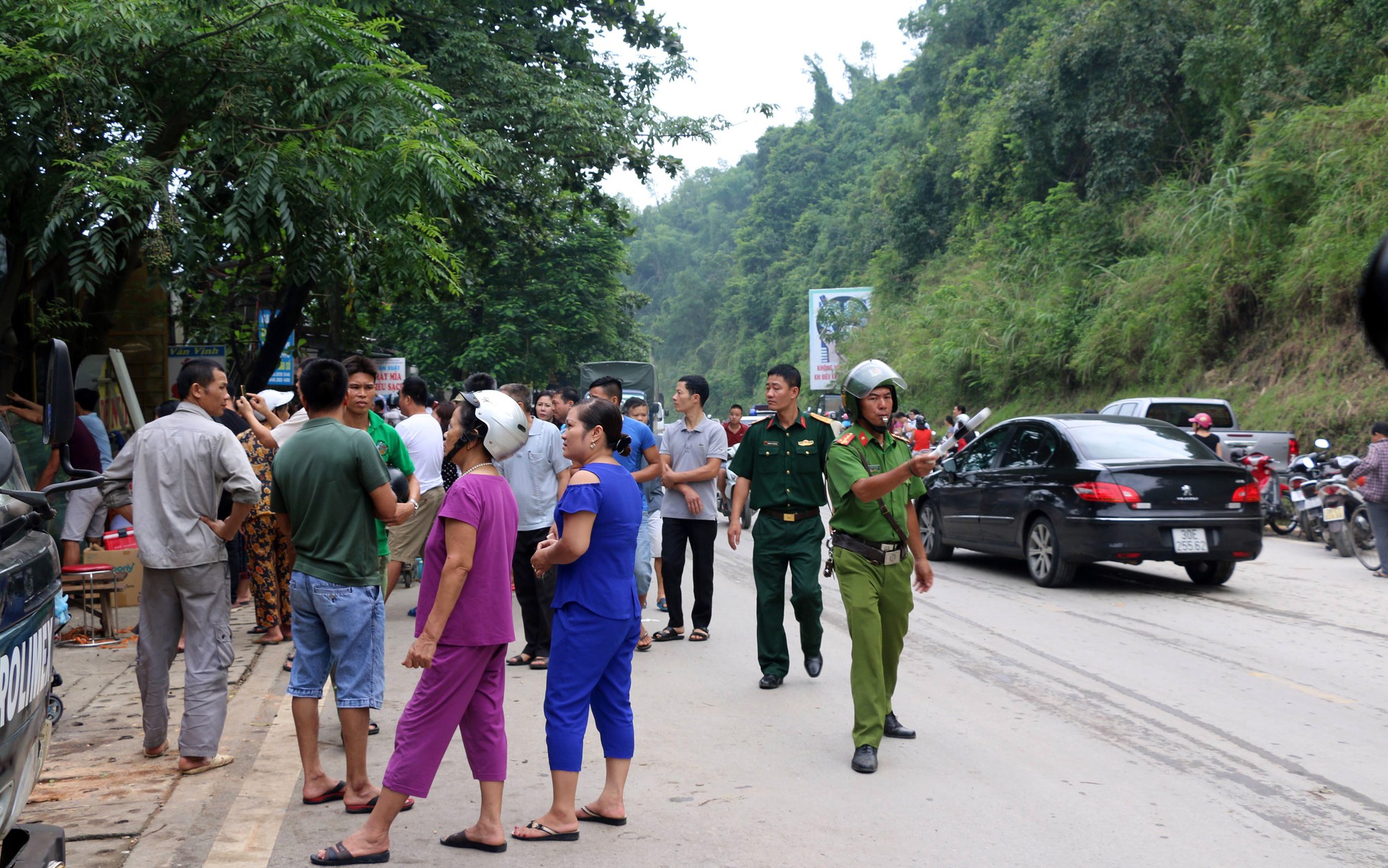 Cận cảnh hiện trường nhiều ngôi nhà kiên cố nghiêng, đổ xuống sông ở Hòa Bình - Ảnh 10.