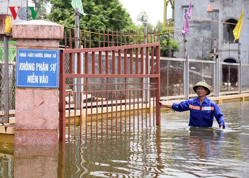 Vỡ đê Bối ở Hà Nam: Người dân Đinh Xá “chìm nổi” trong dòng nước lũ - Ảnh 1.