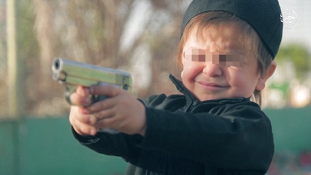 Bé gái đi đường vô tình lãnh hơn trăm phát súng chỉ bởi nhầm lẫn tai hại của cậu nhóc 8 tuổi - Ảnh 1.