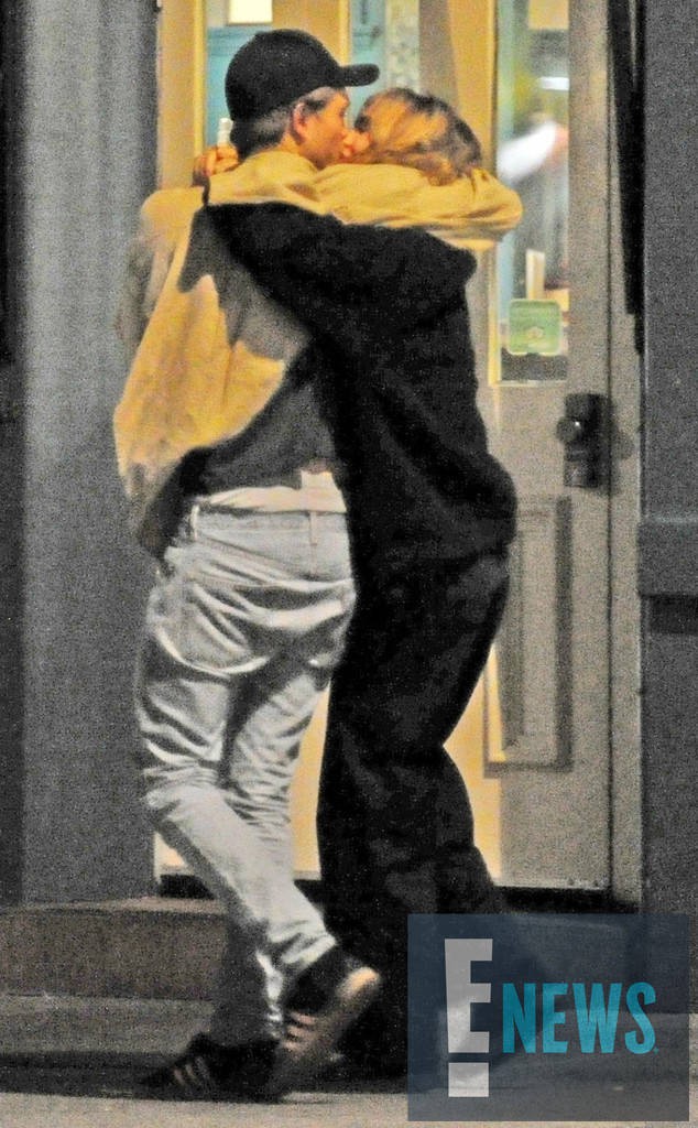 Robert Pattinson ôm hôn bạn gái cũ của Bradley Cooper, không còn hy vọng tái hợp Kristen - Ảnh 1.