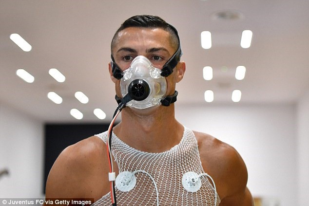 Ronaldo khoe cơ bắp đáng mơ ước trong buổi tập đầu tiên tại Juventus - Ảnh 1.