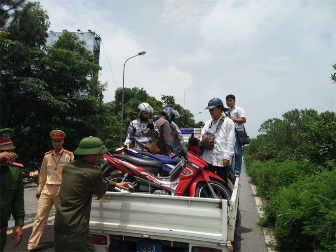 CSGT Hà Nội dùng xe chuyên dụng đưa dân qua vùng ngập - Ảnh 1.