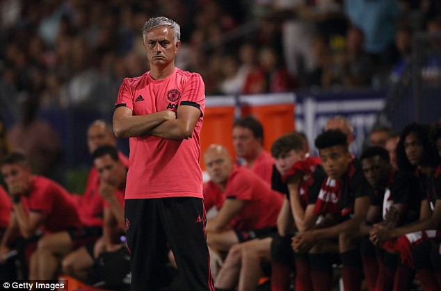 Ác mộng du đấu của Man Utd: Mourinho có nguy cơ bị sa thải sớm - Ảnh 2.