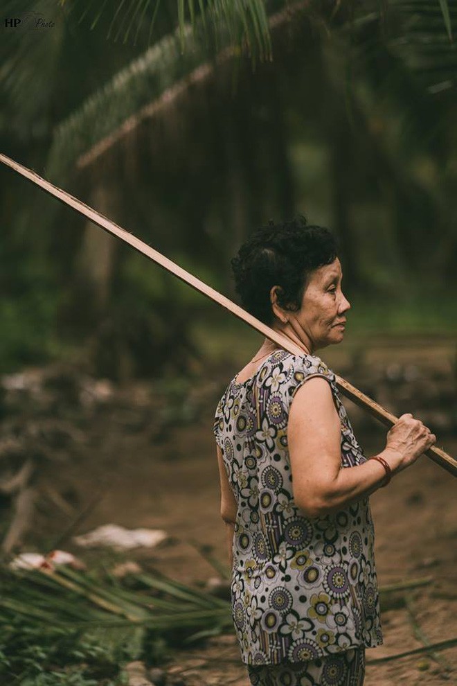 Ngầu như ngoại: Vừa tốt nghiệp lớp võ chống trộm đã được cháu trai chụp cho bộ ảnh kỷ niệm, dân mạng ai cũng phải bật cười vì quá dễ thương - Ảnh 2.