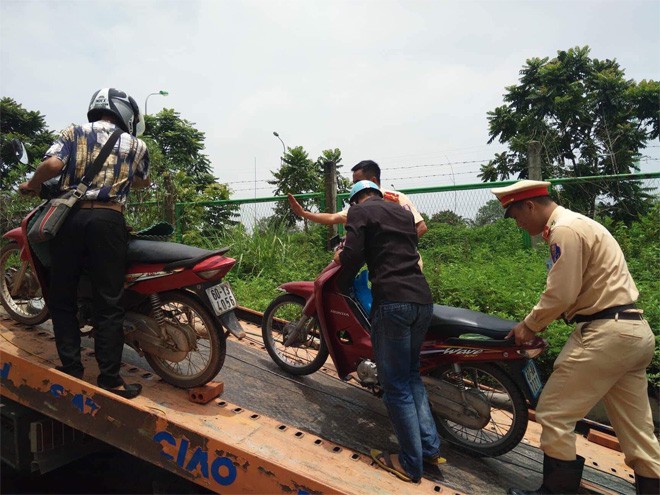 CSGT Hà Nội dùng xe chuyên dụng đưa dân qua vùng ngập - Ảnh 12.
