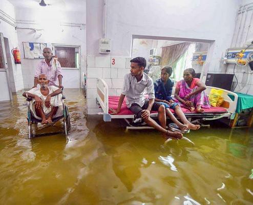 Ấn Độ: Mưa lớn gây ngập nặng, cá bơi vào bệnh viện - Ảnh 4.