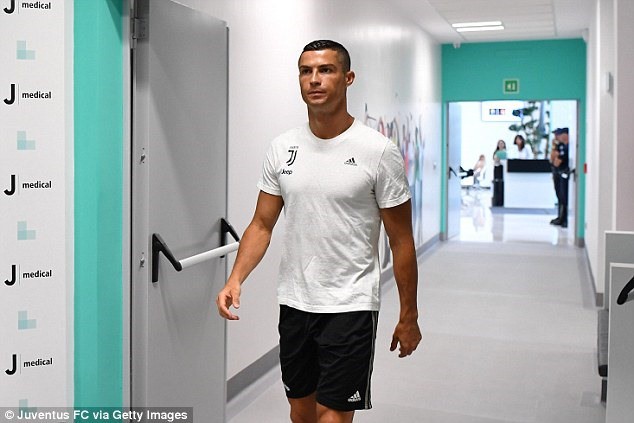 Ronaldo khoe cơ bắp đáng mơ ước trong buổi tập đầu tiên tại Juventus - Ảnh 5.