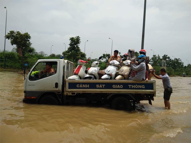 CSGT Hà Nội dùng xe chuyên dụng đưa dân qua vùng ngập - Ảnh 5.