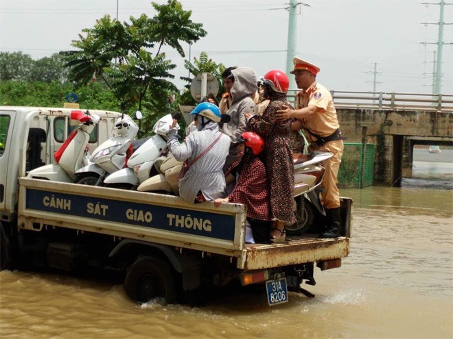 CSGT Hà Nội dùng xe chuyên dụng đưa dân qua vùng ngập - Ảnh 6.