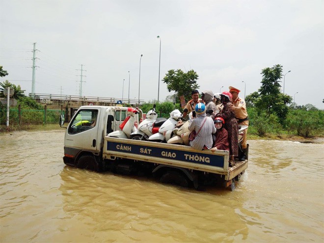 CSGT Hà Nội dùng xe chuyên dụng đưa dân qua vùng ngập - Ảnh 7.