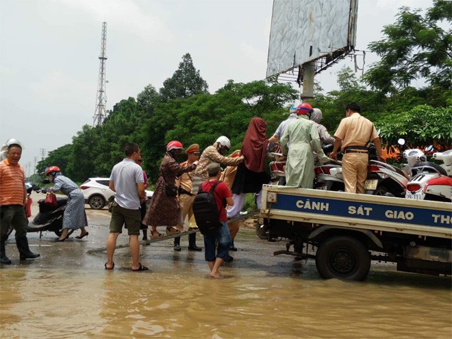 CSGT Hà Nội dùng xe chuyên dụng đưa dân qua vùng ngập - Ảnh 8.