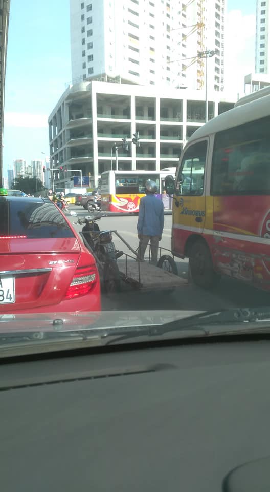 Thời tiết nắng nóng 40 độ, người đàn ông nhảy vào thùng phuy đựng nước ngồi câu cá - Ảnh 4.