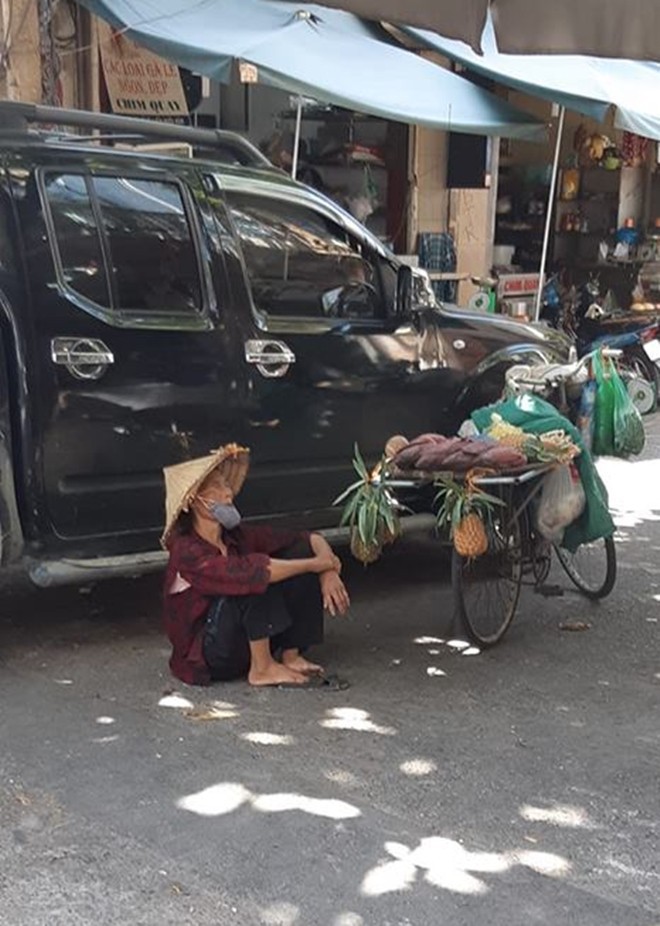 Một cụ bà với áo rách và nón lá, tả tơi nhưng nhọc nhằn là bức hình mà ai cũng nên đến xem ít nhất một lần trong đời. Hãy cùng nhìn nhận về cuộc sống đầy cảm xúc của những người lớn tuổi và học hỏi từ trải nghiệm của họ.