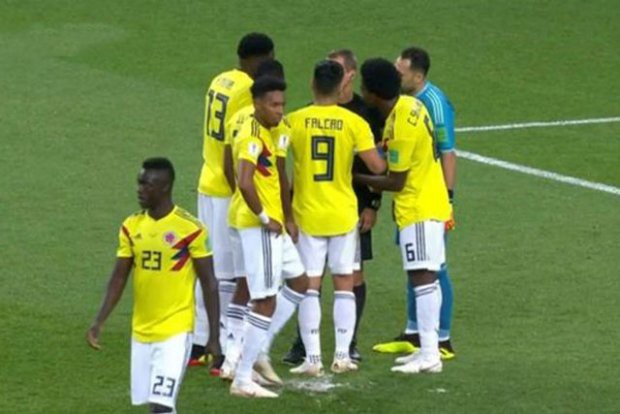 Sao Colombia dùng thủ đoạn ‘bẩn thỉu’ để phá hoại cú đá penalty của Harry Kane - Ảnh 2.