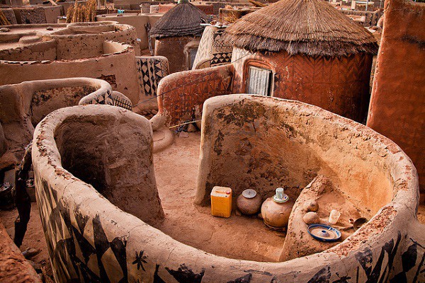 Tiébélé: Ngôi làng cổ được tạo nên từ phân bò, từng căn nhà đều là tác phẩm nghệ thuật tuyệt vời - Ảnh 3.
