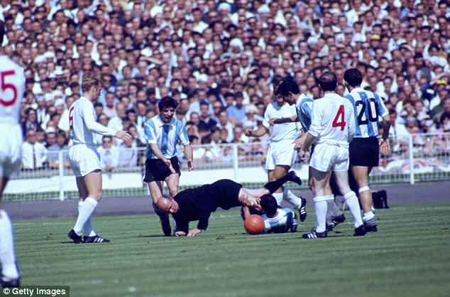 10 trận chiến xấu xí nhất World Cup, 2 trận có Maradona tham dự - Ảnh 8.
