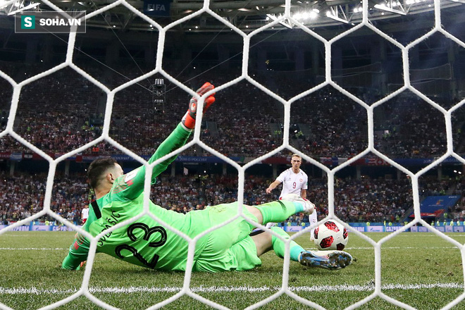 World Cup 2018: Sự thật không mấy đẹp đẽ về các pha cản penalty xuất thần - Ảnh 1.