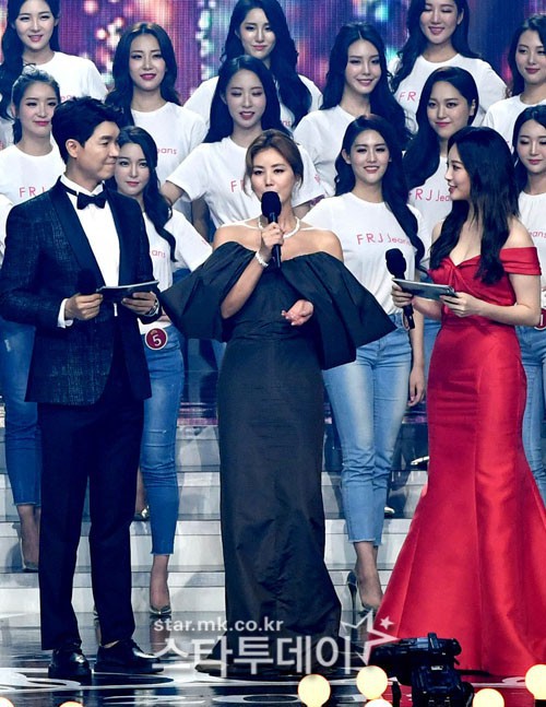 Dở khóc dở cười tại Hoa hậu Hàn Quốc 2018: Mẹ Kim Tan và mỹ nhân Kpop quá đẹp, chiếm hết spotlight của Tân Hoa hậu - Ảnh 4.