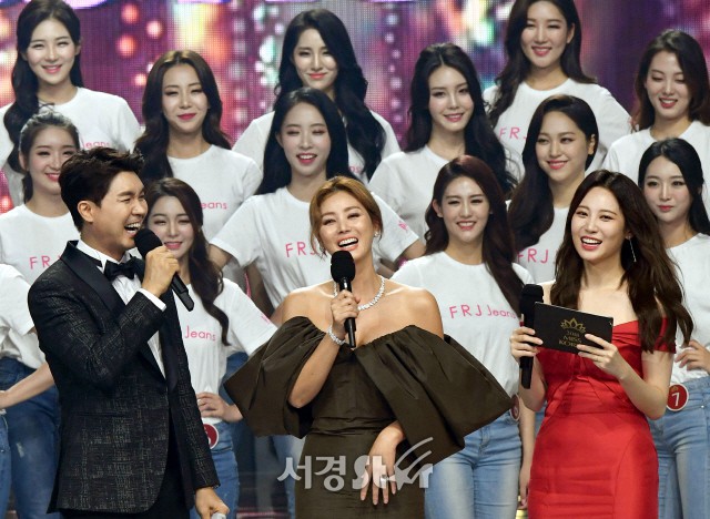 Dở khóc dở cười tại Hoa hậu Hàn Quốc 2018: Mẹ Kim Tan và mỹ nhân Kpop quá đẹp, chiếm hết spotlight của Tân Hoa hậu - Ảnh 7.
