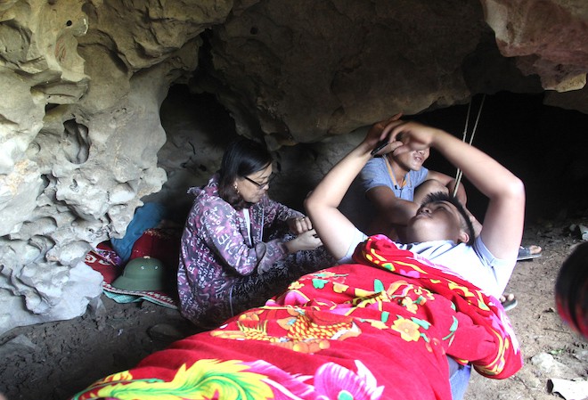 Người dân Nghệ An vác chăn vào hang để ngủ trong những ngày nắng nóng kỉ lục - Ảnh 5.