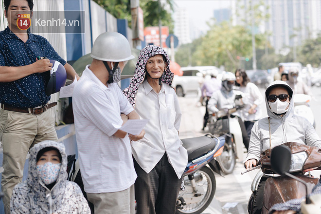 Phụ huynh đến làm ầm để đòi lại tiền, trường Lương Thế Vinh quyết định không trả lại bất cứ khoản tiền nào! - Ảnh 1.