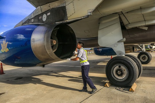  Vã mồ hôi xem nhân viên hàng không làm việc trong cái nóng 50 độ C  - Ảnh 23.