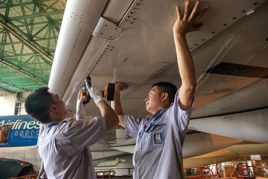  Vã mồ hôi xem nhân viên hàng không làm việc trong cái nóng 50 độ C  - Ảnh 28.