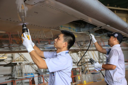  Vã mồ hôi xem nhân viên hàng không làm việc trong cái nóng 50 độ C  - Ảnh 29.