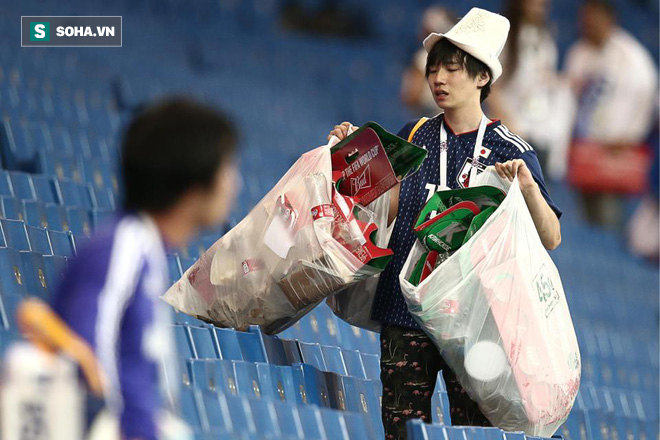 Bái phục người Nhật: Bị loại rồi vẫn ở lại dọn rác cho... Brazil và Bỉ - Ảnh 2. Bái phục người Nhật: Bị loại rồi vẫn ở lại dọn rác cho... Brazil và Bỉ - Ảnh 2.