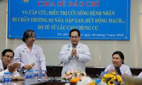 Bé gái 4 tuổi ở Sài Gòn rơi từ lầu 7 chung cư xuống thoát chết thần kì - Ảnh 2. Bé gái 4 tuổi ở Sài Gòn rơi từ lầu 7 chung cư xuống thoát chết thần kì - Ảnh 2.