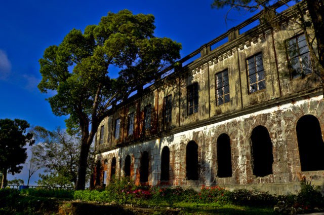 Khách sạn trăm tuổi bị bỏ hoang ở Philippines ẩn chứa nhiều câu chuyện đen tối làm du khách tò mò - Ảnh 1.