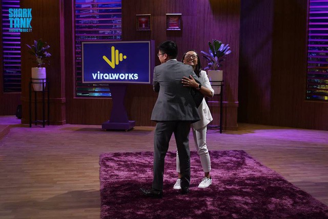 Cộng đồng startup rộ nghi vấn làm game trên Shark Tank: Số liệu tài chính không rõ mà 5 Shark đã tranh nhau rót tiền, đại diện pháp luật ViralWorks lại là gương mặt rất quen - Ảnh 1. Cộng đồng startup rộ nghi vấn làm game trên Shark Tank: Số liệu tài chính không rõ mà 5 Shark đã tranh nhau rót tiền, đại diện pháp luật ViralWorks lại là gương mặt rất quen - Ảnh 1.