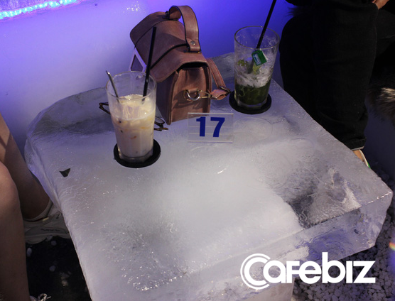 3 sinh viên ĐH Kiến trúc bỏ cả tỷ đồng mở Ice Coffee: Quán -10 độ C nên khách chỉ ngồi được 15 phút rồi ra, đón 1.000 khách/ngày cuối tuần khi Hà Nội nóng đỉnh điểm - Ảnh 2. 3 sinh viên ĐH Kiến trúc bỏ cả tỷ đồng mở Ice Coffee: Quán -10 độ C nên khách chỉ ngồi được 15 phút rồi ra, đón 1.000 khách/ngày cuối tuần khi Hà Nội nóng đỉnh điểm - Ảnh 2.